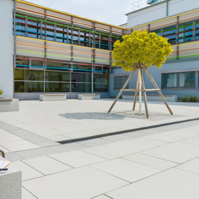  Johann-Rudolph-Glauber-Realschule mit Pflaster und Baumscheiben von Godelmann Marke Nueva