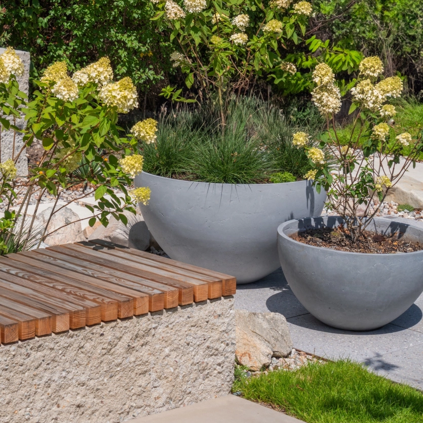 Zwei Arbo planter im Godelmann Ideengarten vorm Maxi Block als Bank