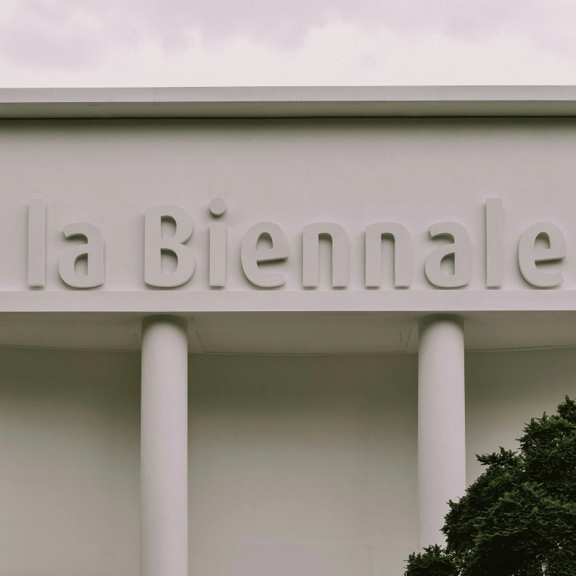 "La Biennale"-Schritftzug auf weißem Gebäude, im Stil eines römischen Tempels