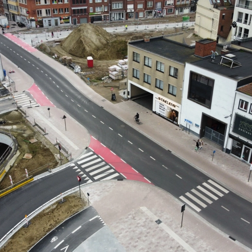 Blick auf eine Baustelle an einer asphaltierten Straße in Kortrijk. Die Gehwege wurden mit zeroC Pflastersteinen befestigt.