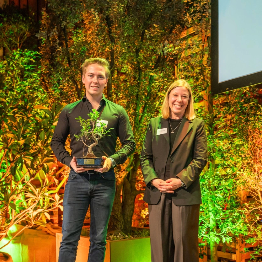 Max Godelmann (links) mit dem Preis (einem Bonsai-Bäumchen) in der Hand.