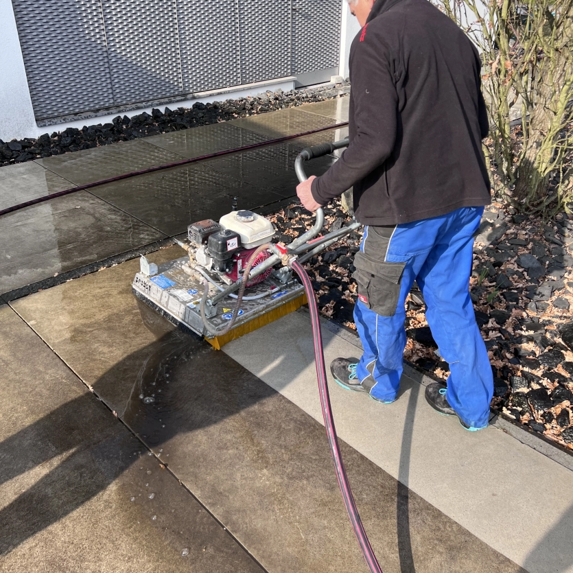 Reinigung der Terrasse mit einer Bürstenmaschine
