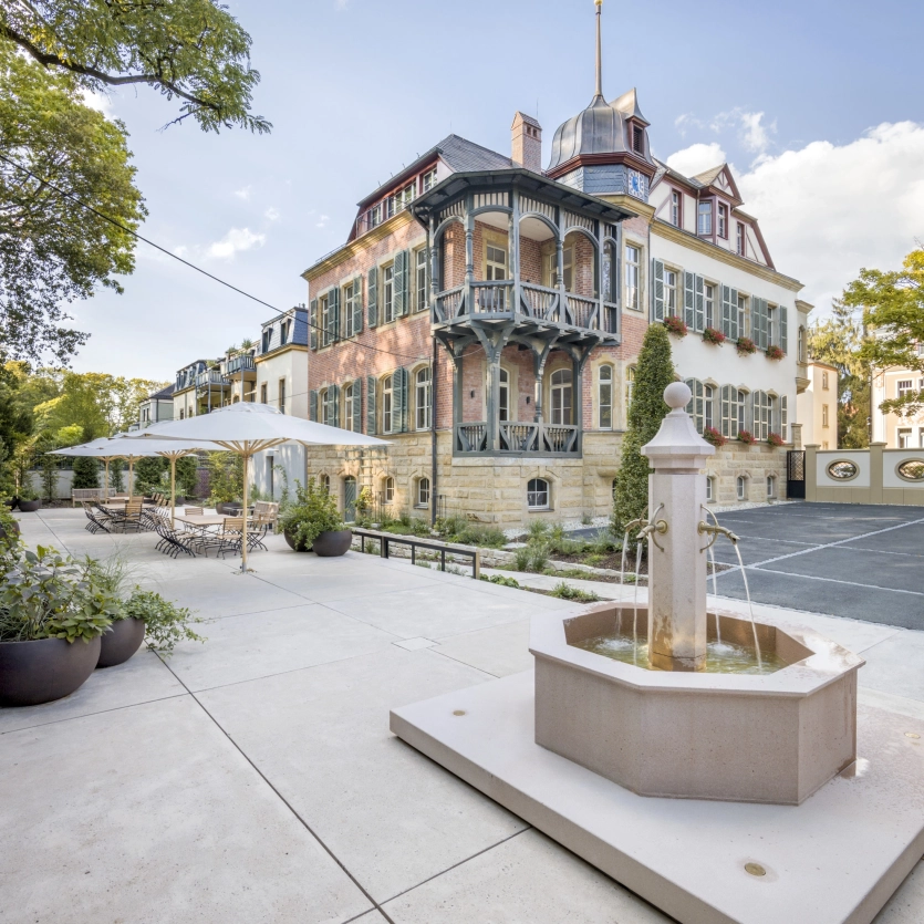 Villa Markgraf in Bayreuth mit individuell gefertigtem Brunnen und großformatigen Betonplatten aus der Produktfamilie GDM.MASSIMO.
