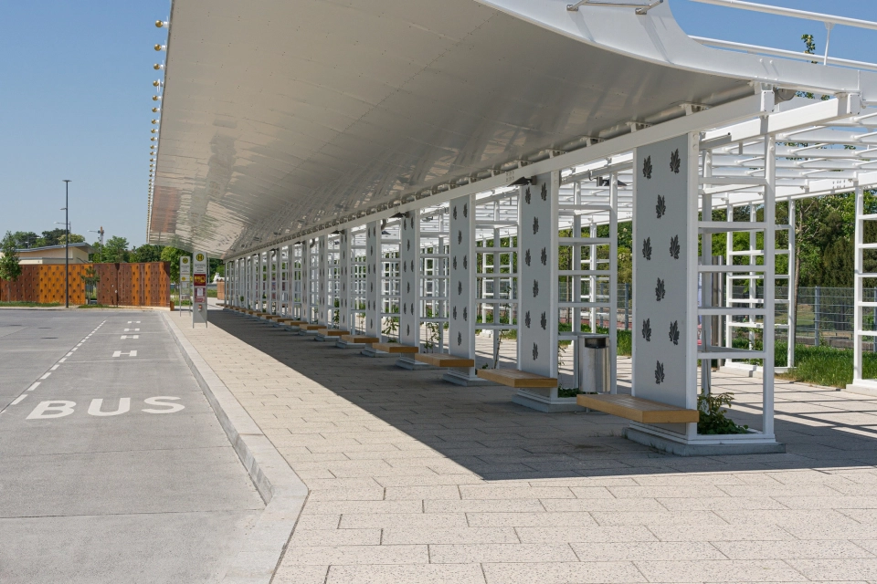 parkplatz arrival center bepflanzt