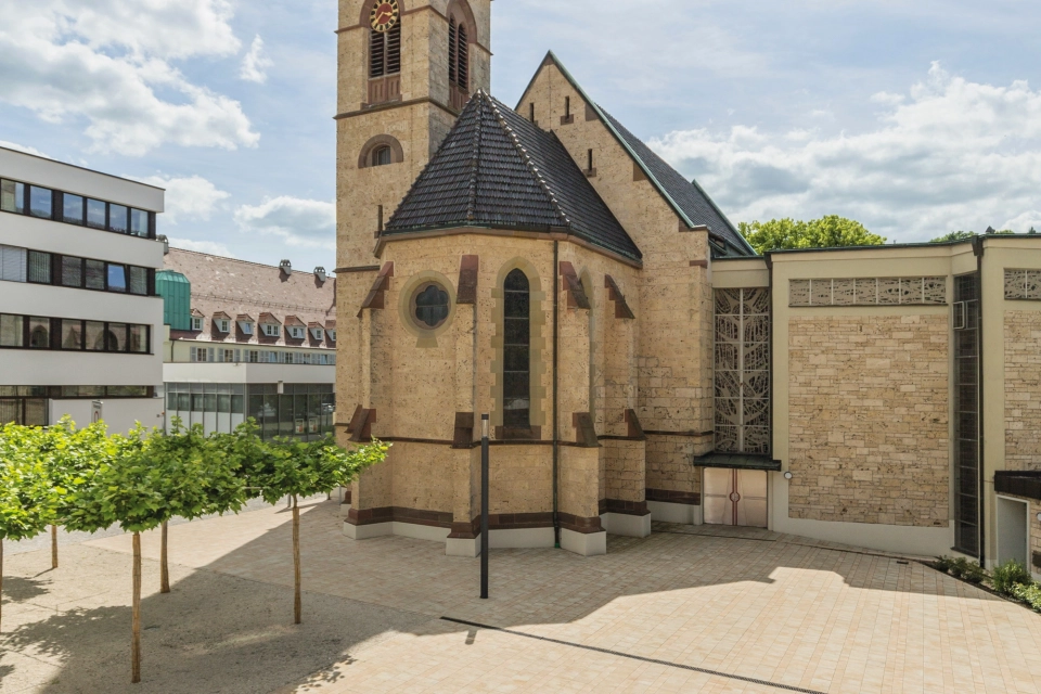 kirche platz bepflanzt