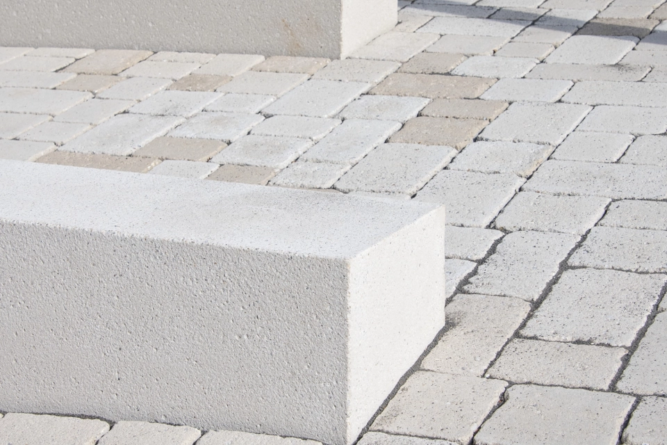 Betonbänke auf einem ökologischem Pflasterbelag in einem öffentlichen Raum.