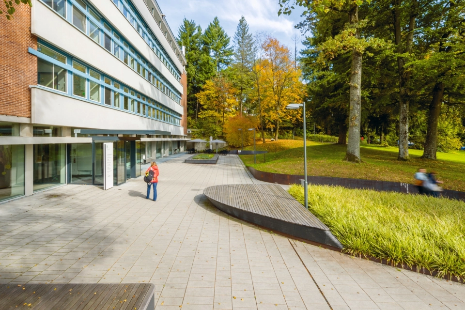 krankenhaus eingang park bepflanzt