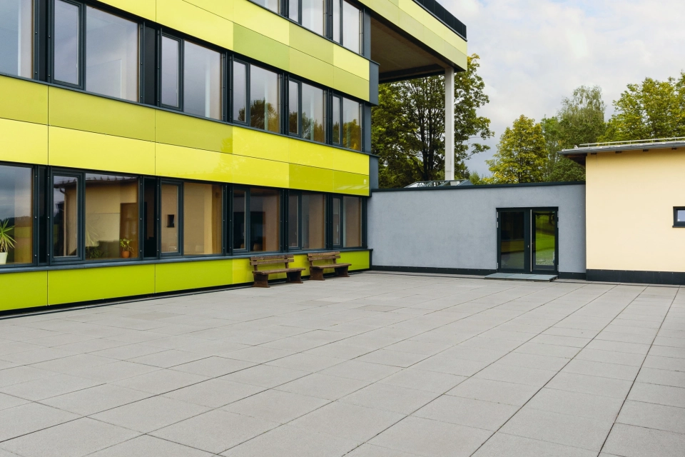 schule hof modern