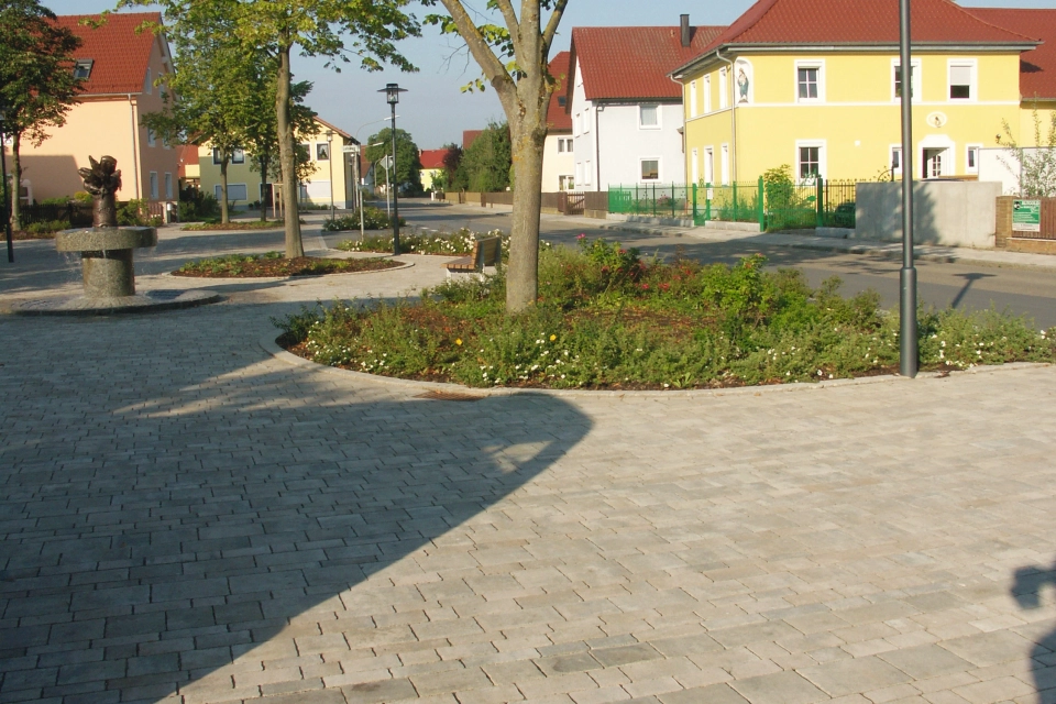 dorfplatz bepflanzt parkplatz