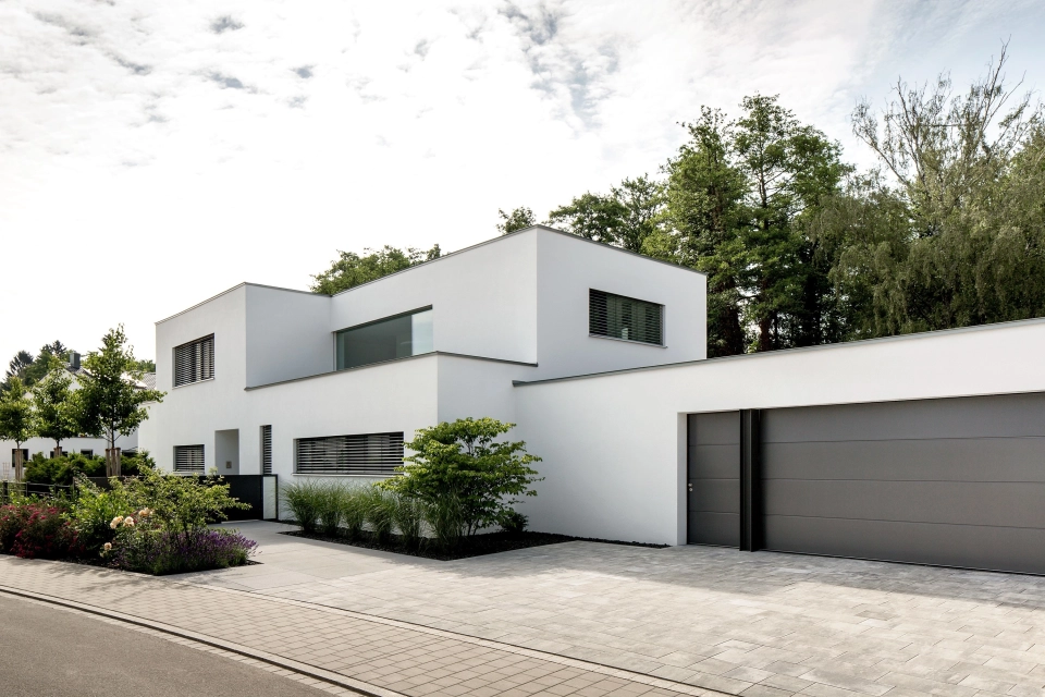 villa terrasse bepflanzt modern
