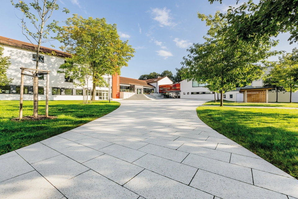 grundschule platz hof bepflanzt