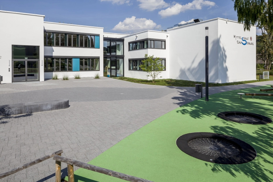 schulhof bepflanzt modern