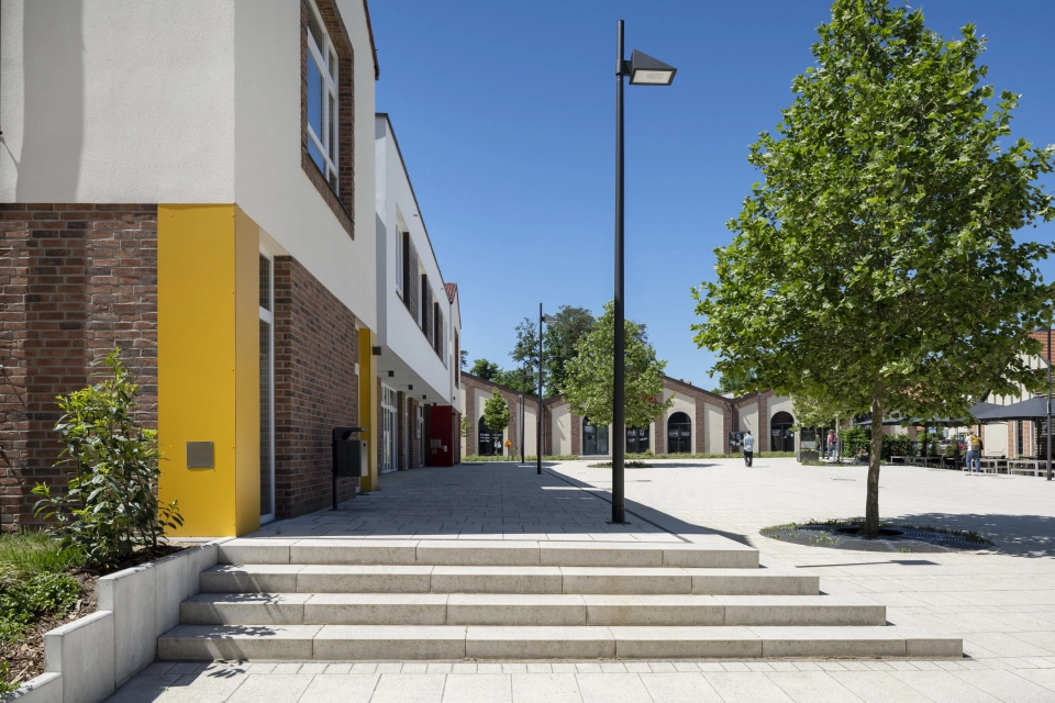 Rathaus am Marktplatz Beelitz-Heilstätten mit vorgelagerter Stufenanlage aus GDM.NUEVA step in der Farbe Sandstein-Uni und angrenzender Platzgestaltung.