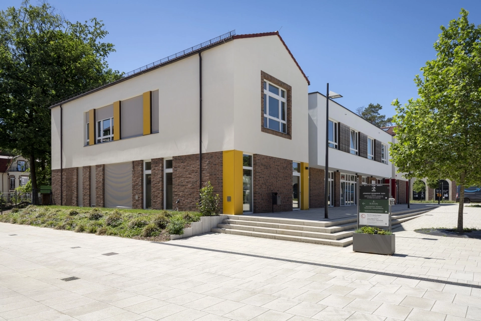 Rathaus am Marktplatz Beelitz-Heilstätten mit vorgelagerter Stufenanlage aus Godelmann GDM.NUEVA Step in der Farbe Sandstein-Uni und angrenzender Platzgestaltung.