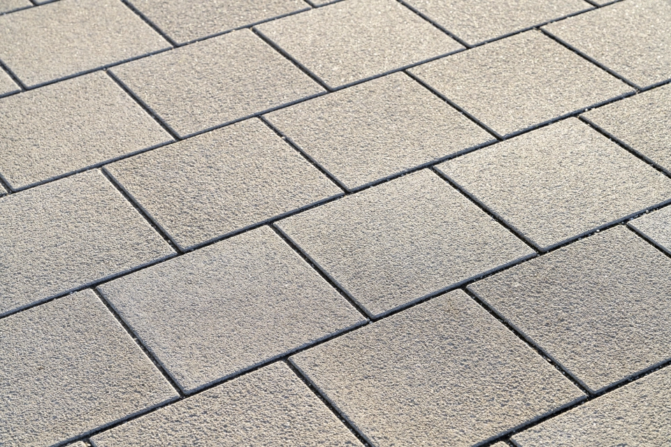 Nahaufnahme einer gepflasterten Fläche mit dem grauen GDM.SCENIC individual.