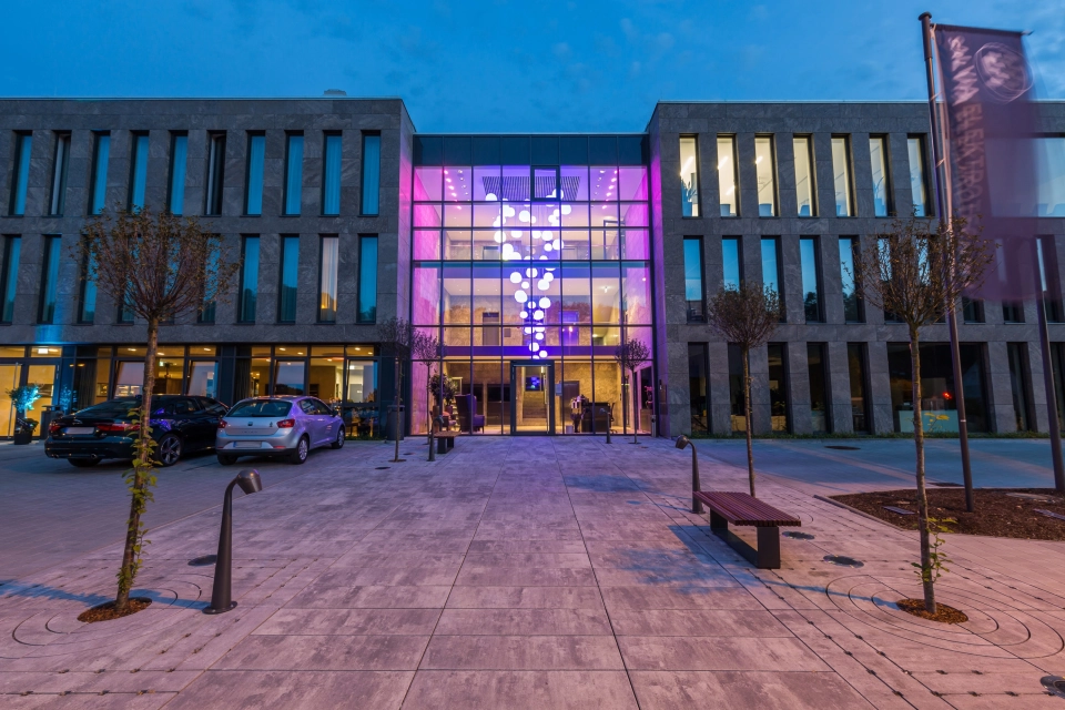hotel modern eingang bepflanzt
