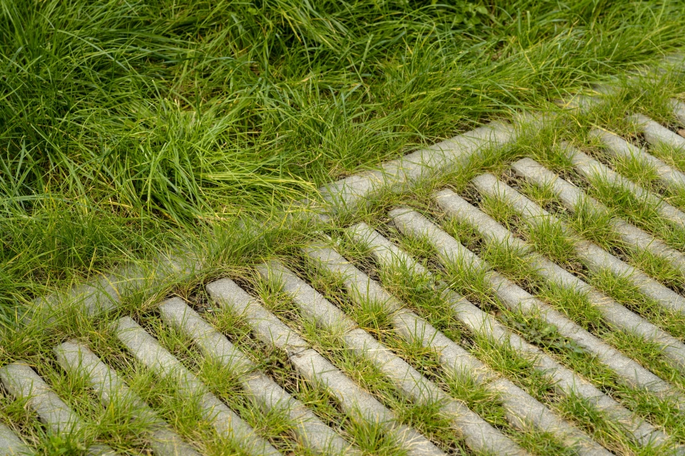 Nahaufnahme des grauen GDM.SCADA liner. Zwischen den einzelnen Steinen und am Rand wächst Gras.