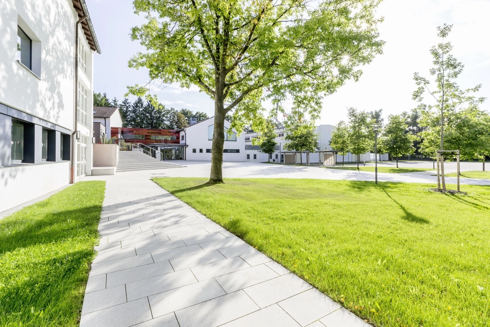 grundschule platz hof bepflanzt