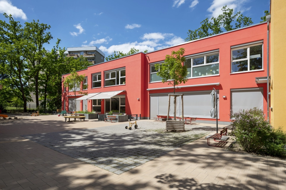 kindertagesstätte spielplatz bepflanzt