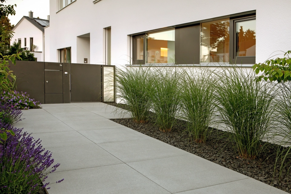 villa terrasse bepflanzt modern