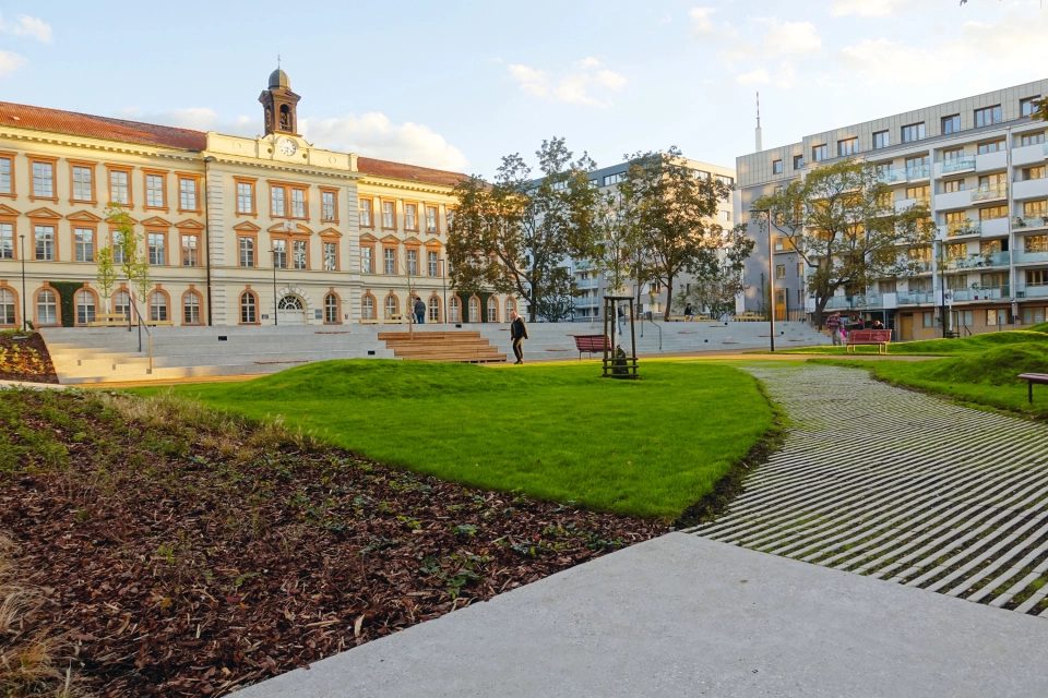 platz bürogebäude park