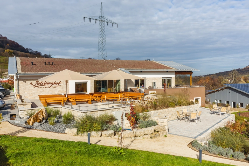 natur idyllisch cafe hofladen terrasse