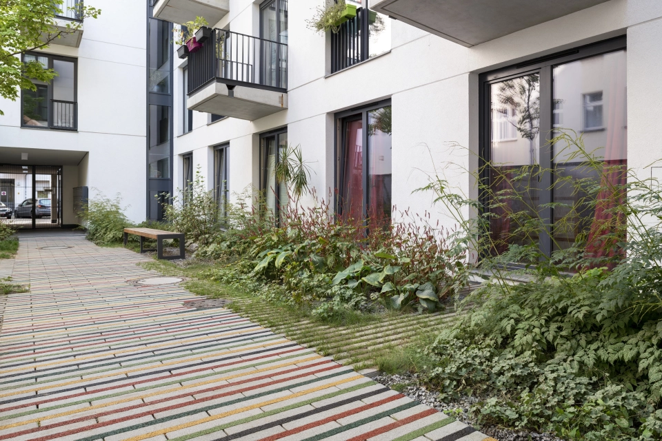 Hinterhof begrünt bepflanzt bunt