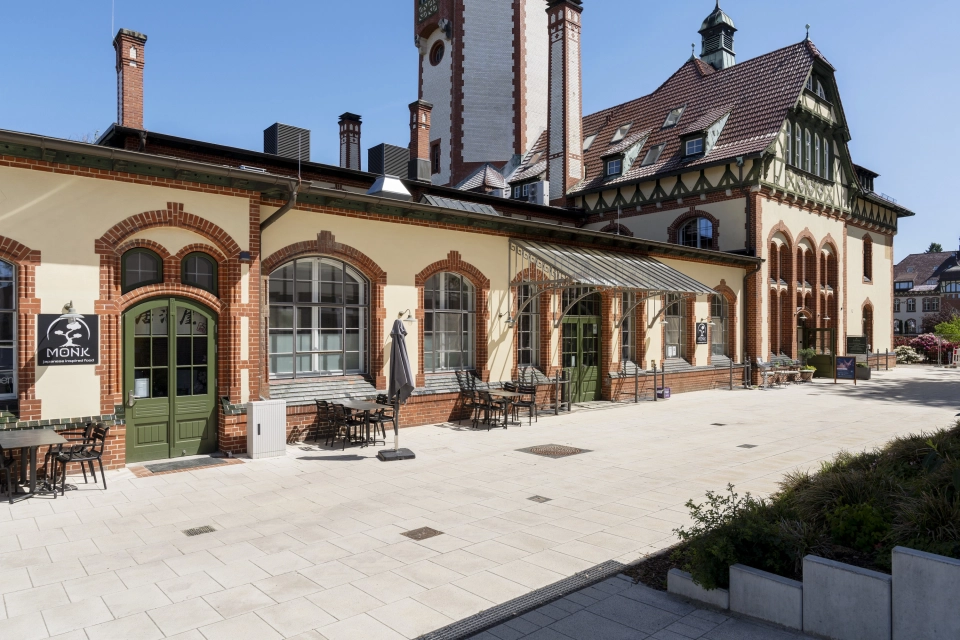 Marktplatz Beelitz-Heilstätten mit historischen Backsteingebäuden und großzügiger Platzfläche GDM.NUEVA stone Pflastersteinen in der Farbe Sandstein-Uni.