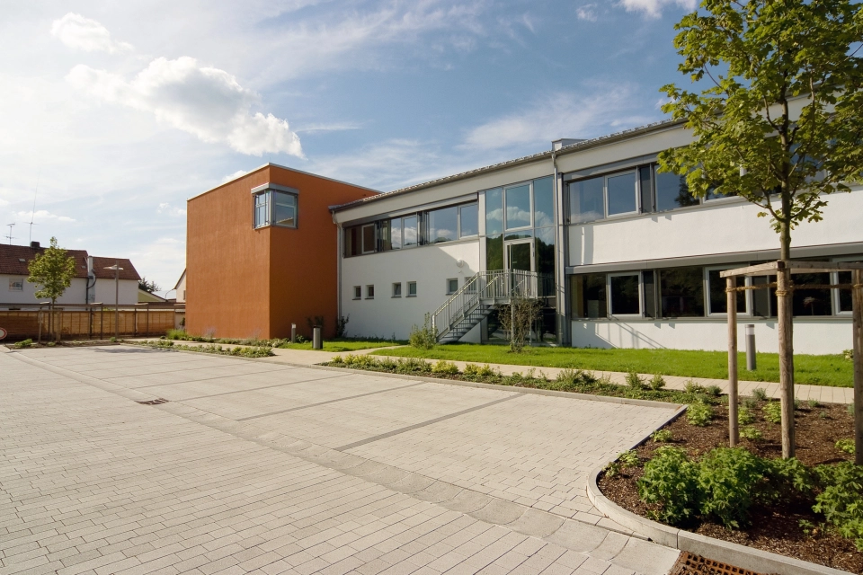 eingangsbereich schule parkplatz