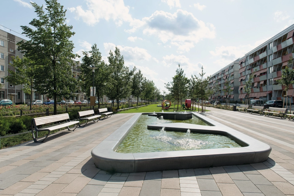 straße straßenbahn bepflanzt platz