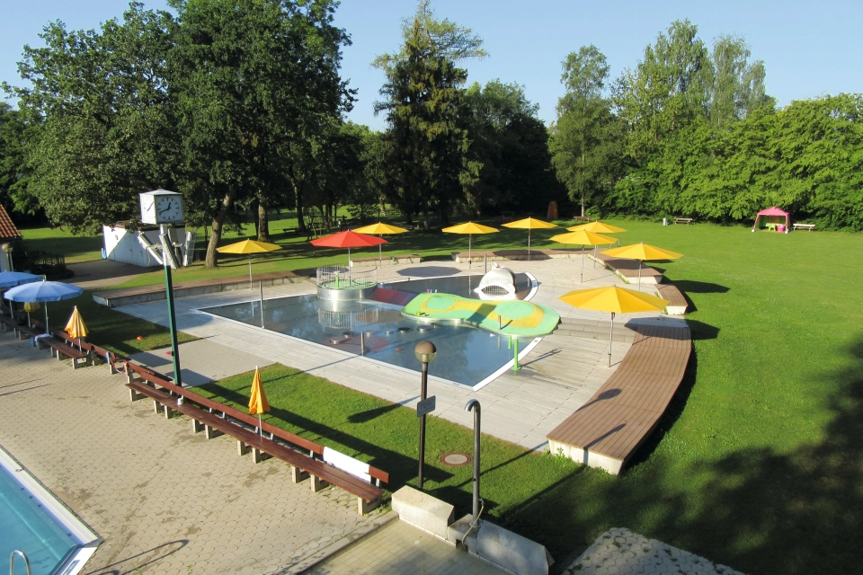 freibad wiese wasserbecken