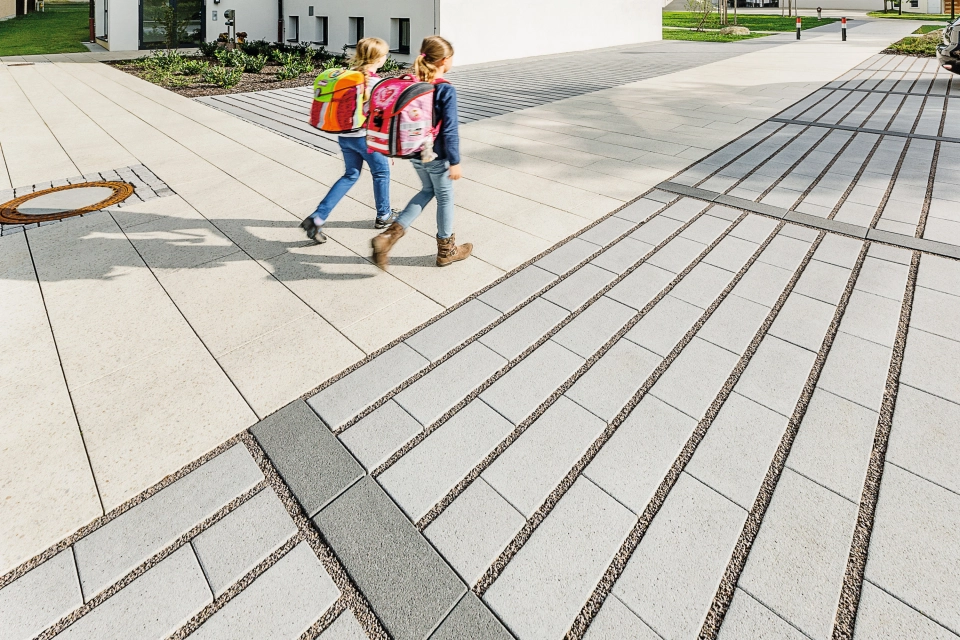 grundschule platz hof bepflanzt