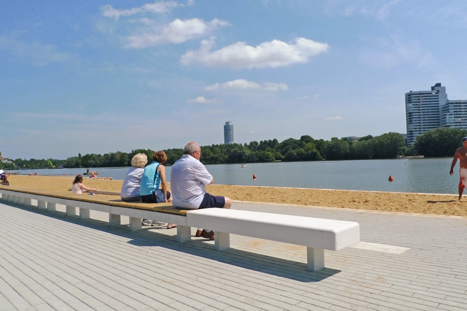 stausee stadt strand bepflanzt