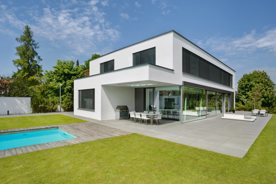 terrasse modern rasen glasfront