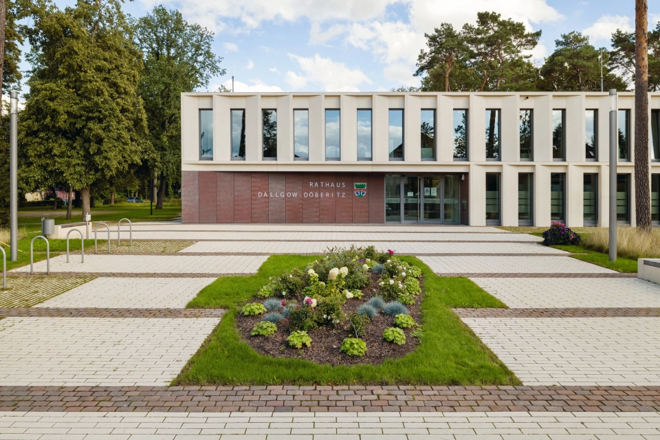 rathaus platz bepflanzt