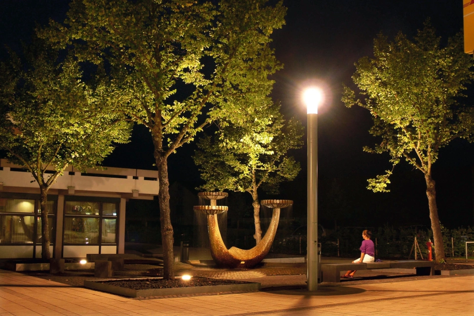 busbahnhof platz nacht