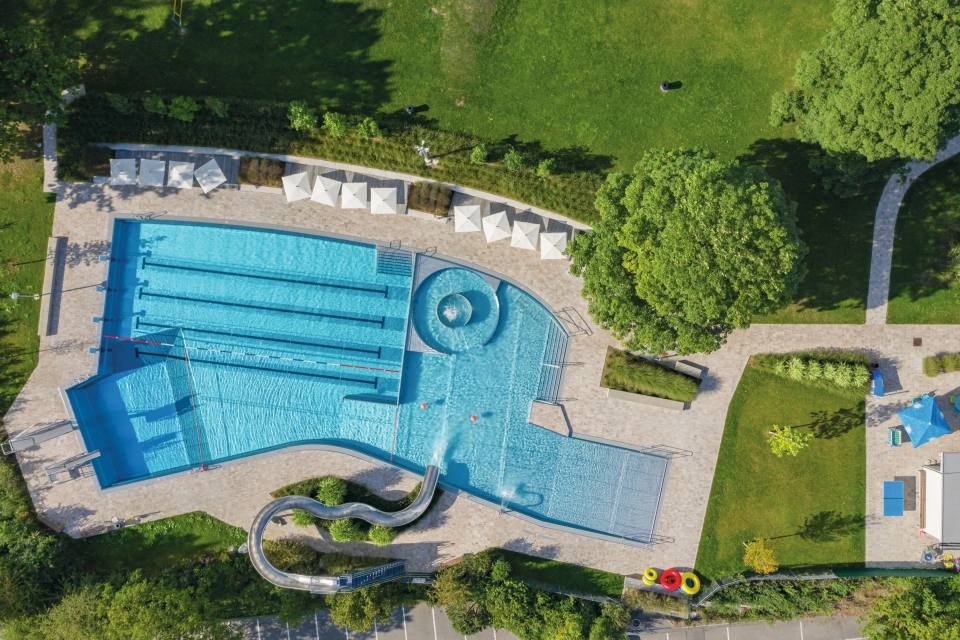 freibad bepflanzt schwimmbecken