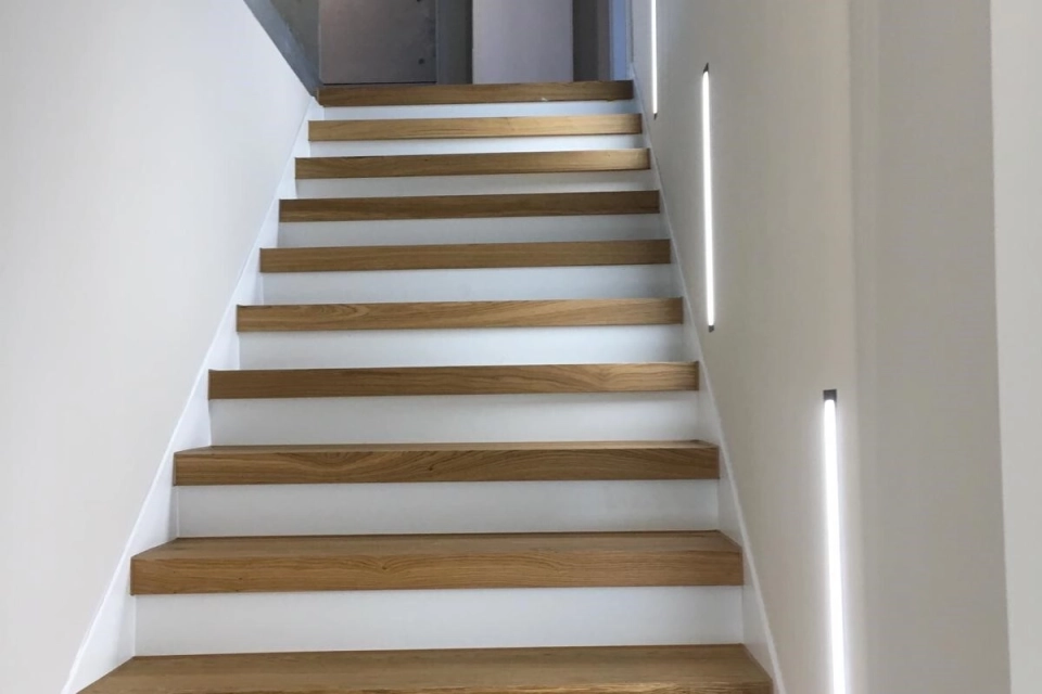 innenraum designfliese bürogebäude holztreppe