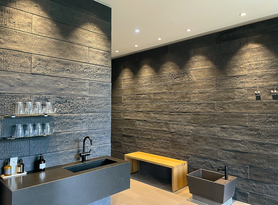 Wand mit GDM.SHOU SUGI BAN tile verkleidet